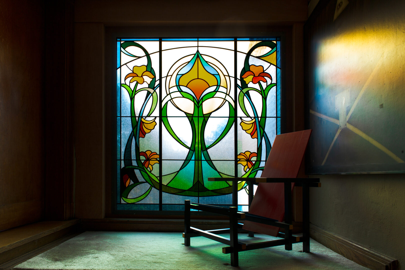 Lyrisch abstract Glas-in-loodraam in privé-woning te Melle. Ontwerp: Ingrid Meyvaert (©Nadia El Makhfi)
