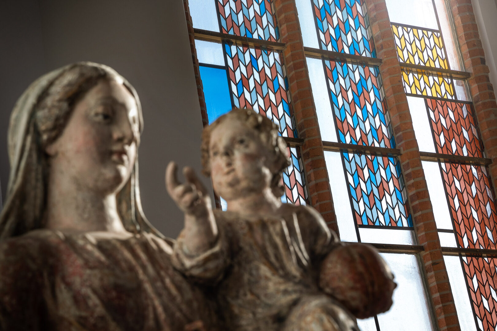 Monumentale glasramen, Sint-Nicolaaskerk, Westkapelle – ontw. Arch. Thibault Florin (Bureau Bressers) – ©Jürgen De Witte