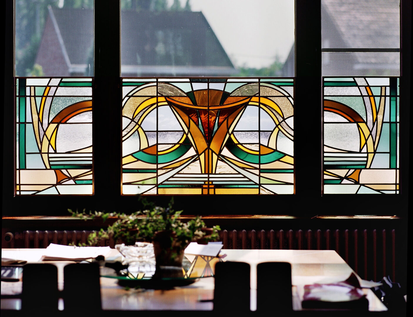 Brise-vue in Art Nouveau stijl, in historische villa te Zwijnaarde. Ontwerp: Ingrid Meyvaert © Dirk Antrop