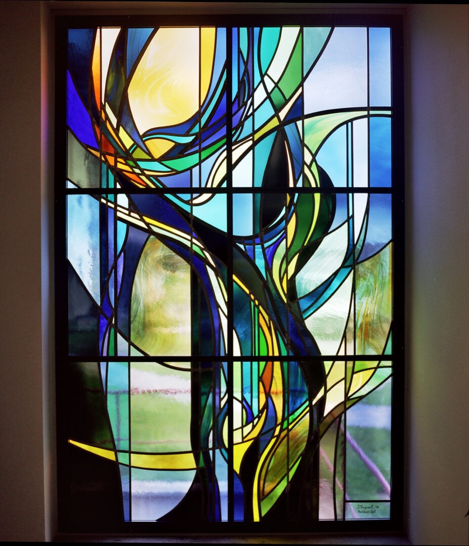 Lyrisch abstract Glas-in-loodraam in privé-woning te Mariakerke. Ontwerp: Ingrid Meyvaert (©Nadia El Makhfi)
