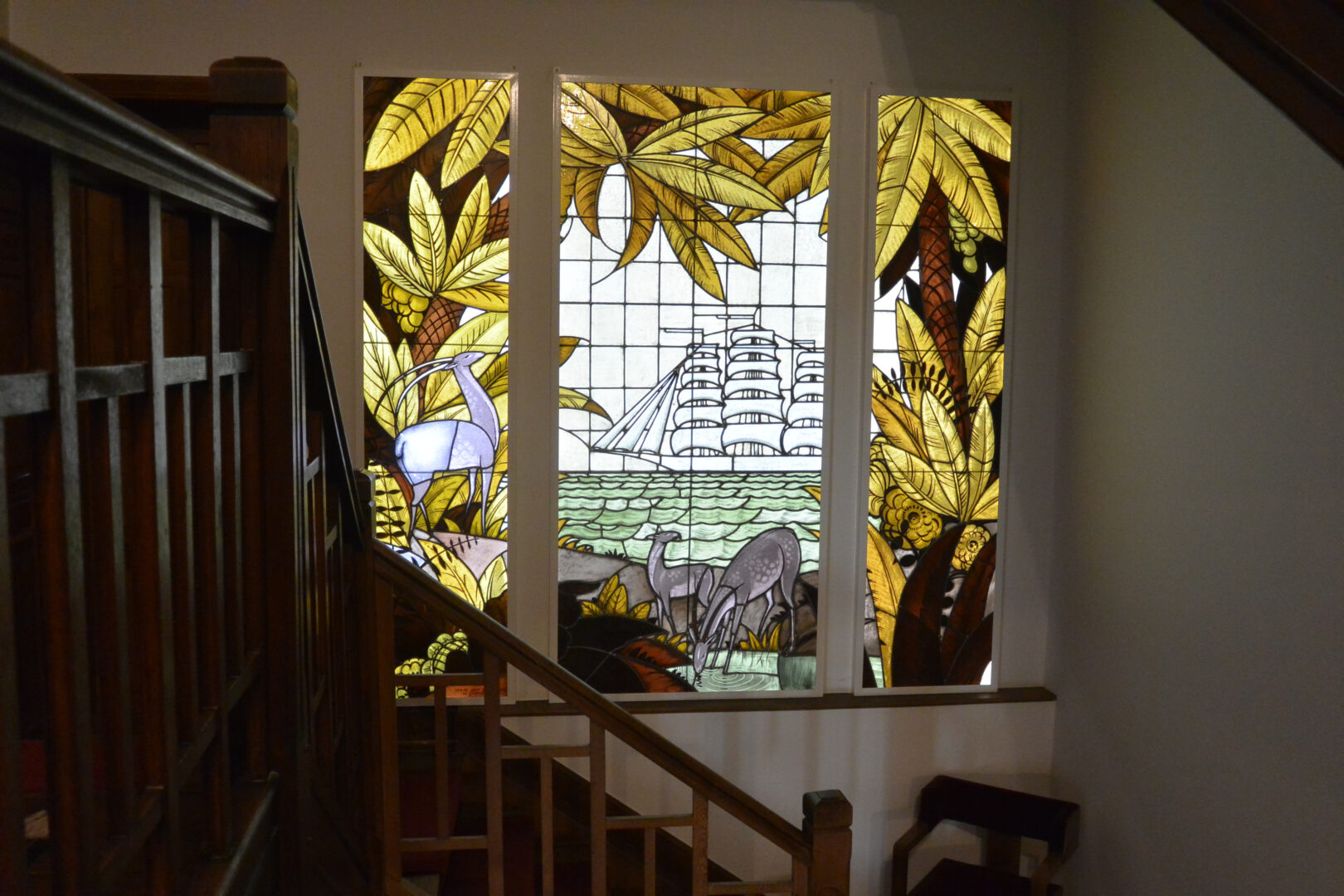 Historisch glas-in-lood, verwerkt in kader en verlicht met LED-sheet, geplaatst in traphal in privé-woning te Sint-Amandsberg – © Atelier Mestdagh