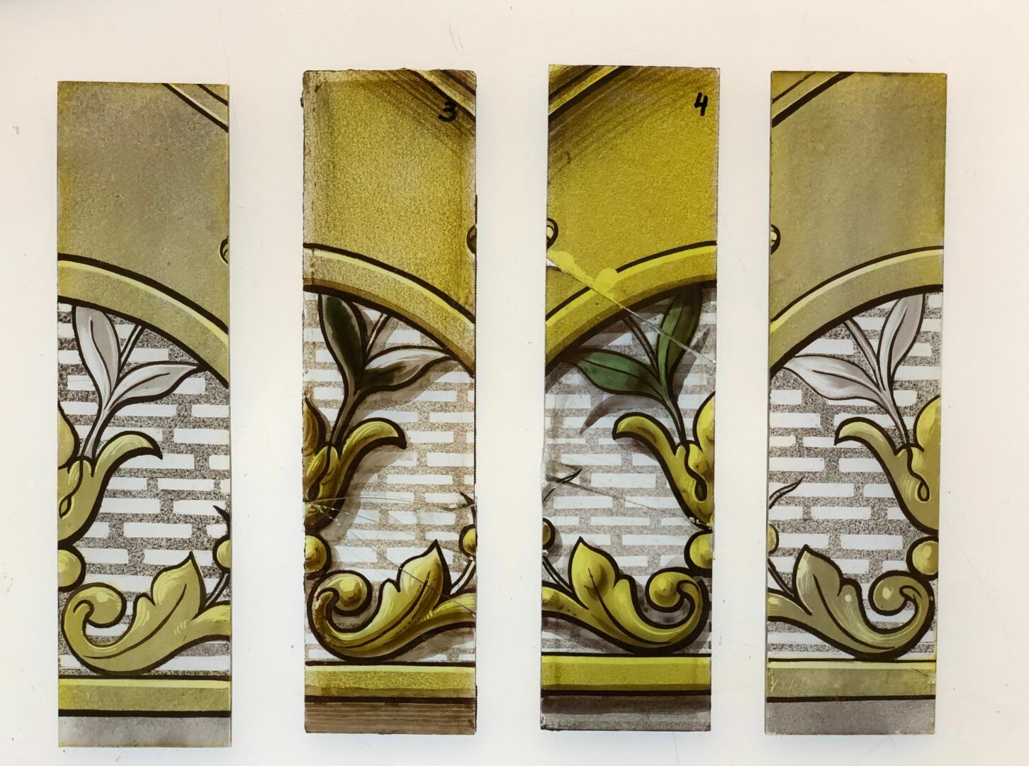 Reconstructiestukken ‘à l’identique’, met de hand geschilderd volgens de oude technieken - © Atelier Mestdagh Stained Glass